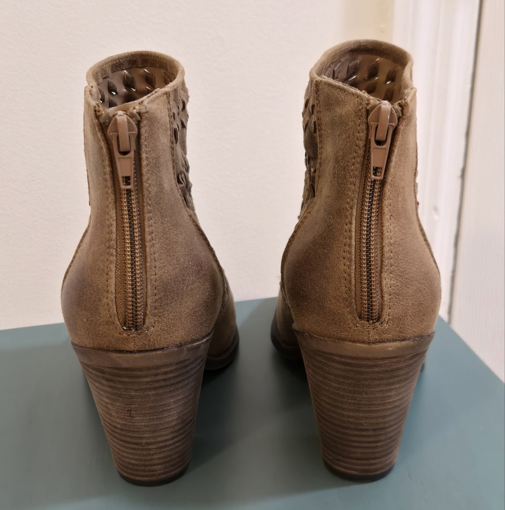 Fergie "Willow" ankle boot. Size 8.5 Brown - Picture 6 of 11
